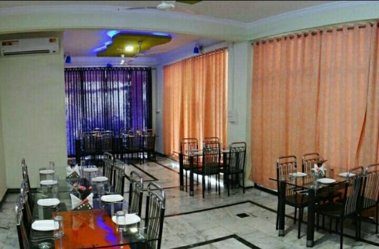 Ganga Palace Hotel Ujjain Esterno foto